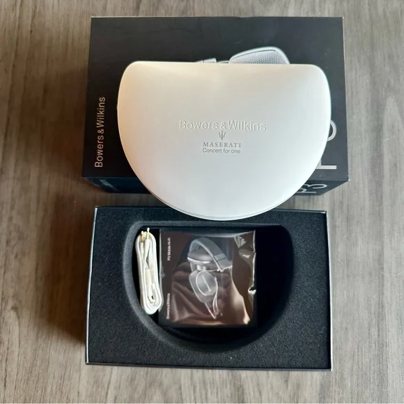 Bowers & Wilkins P3 Headphones - White and Gray - Picture 9 of 9